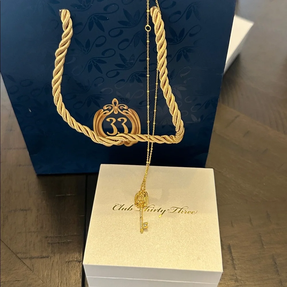 Stunning gold club 33 key necklace